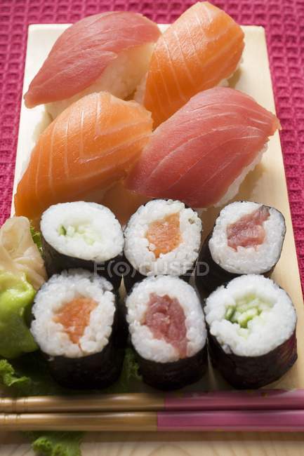 Nigiri e maki sushi — Fotografia de Stock