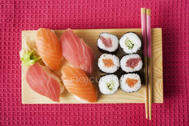 Nigiri y maki sushi - foto de stock