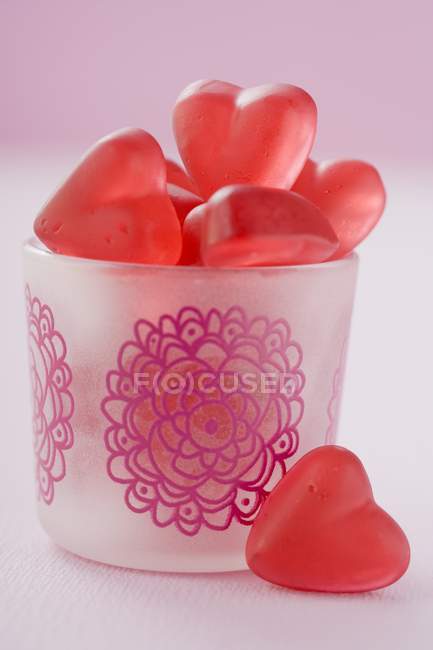 Doces de geleia de frutas em forma de coração vermelho — Fotografia de Stock