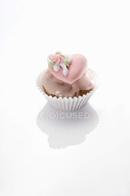 Cupcake com cobertura rosa — Fotografia de Stock