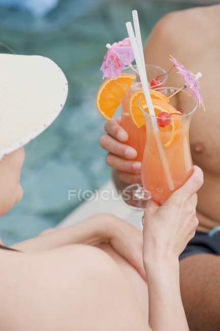 Man and woman clinking glasses — Stock Photo