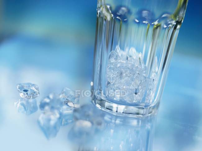 Vista de perto do gelo esmagado dentro e ao lado do copo — Fotografia de Stock