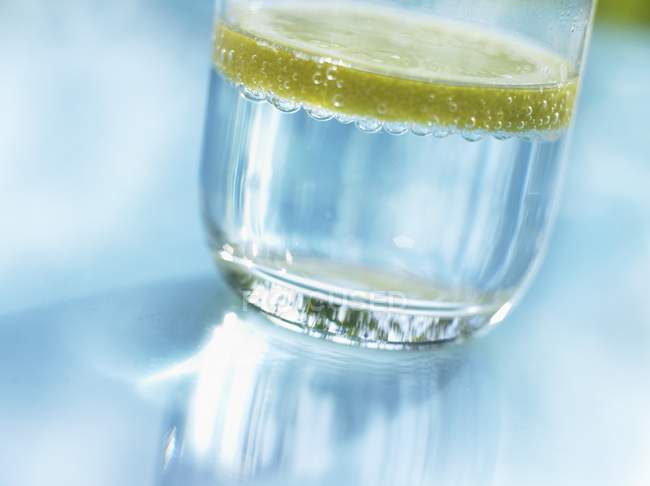 Acqua minerale con fetta di limone — Foto stock
