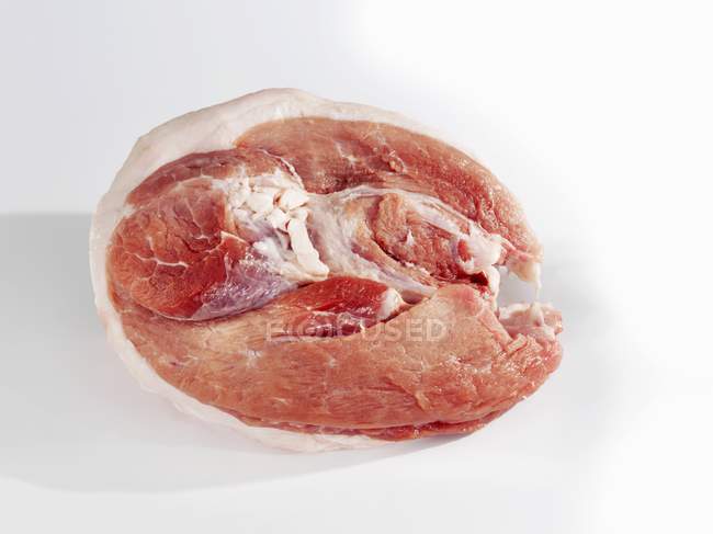 Jambe de porc désossée crue — Photo de stock