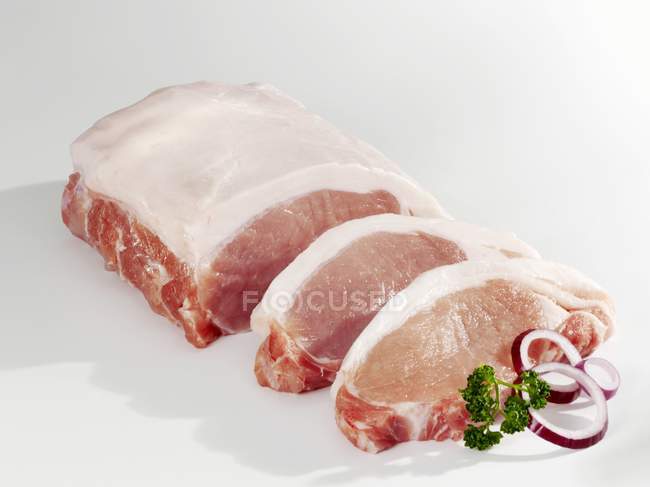 Morceau de porc cru partiellement tranché — Photo de stock
