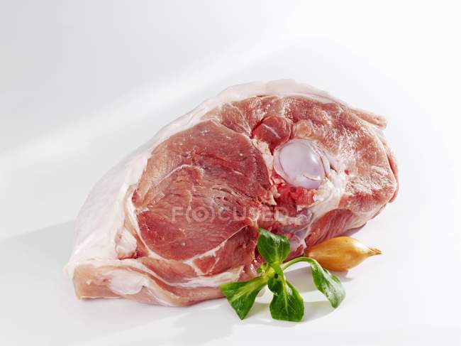 Carne de cerdo cruda con hueso - foto de stock