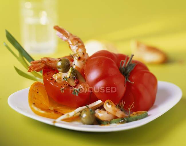 Tomatoes stuffed with prawns — Stock Photo