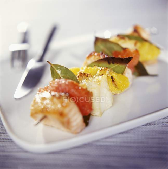 Fish and citrus fruit kebab — Stock Photo