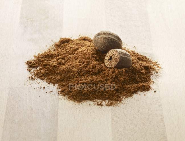 Whole and grated Nutmegs — Stock Photo