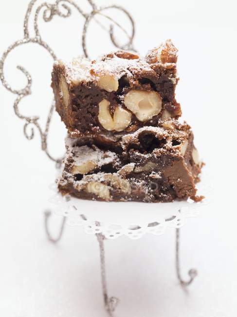 Brownies di noci con zucchero a velo che servono — Foto stock