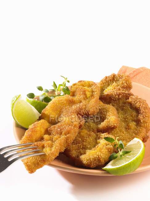 Breaded escalopes with lime — Stock Photo