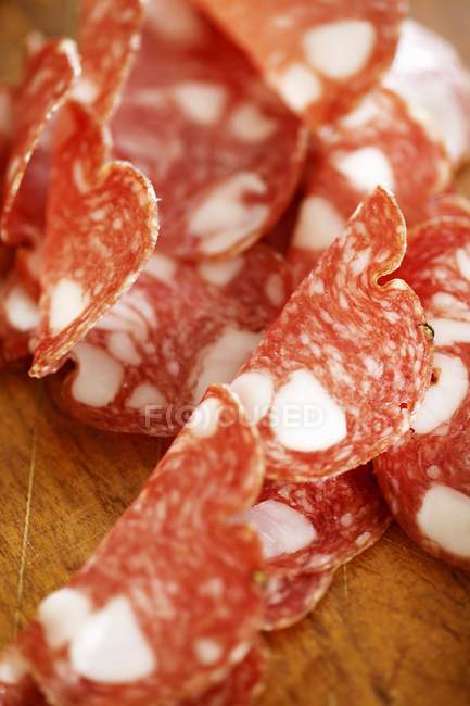 Нарізаний італійським салямі — стокове фото