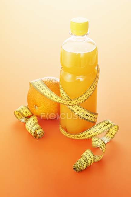 Sumo e medida de laranja — Fotografia de Stock