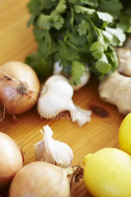 Cebollas con ajo y limones - foto de stock