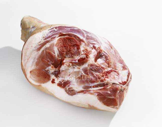 Coscia di maiale cruda — Foto stock