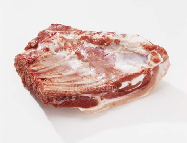 Chuleta de cerdo crudo con costillas - foto de stock