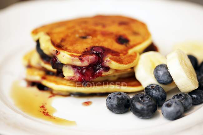 Pancakes with blueberreies and maple syrup — Stock Photo