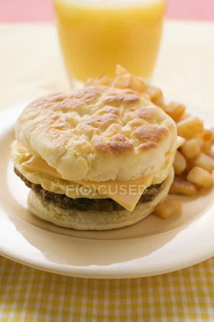 Cheeseburger with scrambled egg — Stock Photo