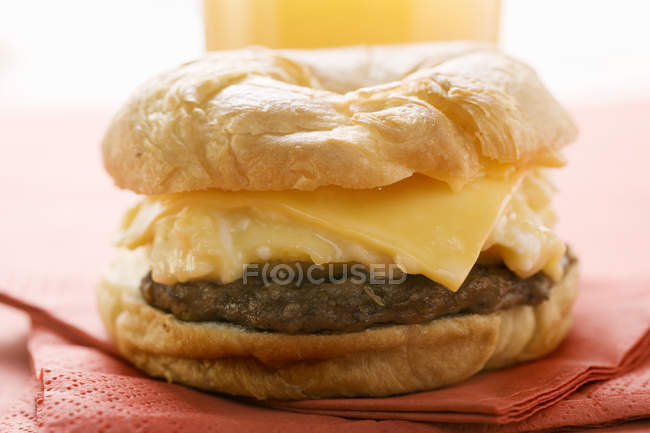 Cheeseburger mit Rührei — Stockfoto