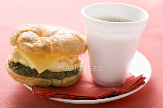 Hamburguesa con queso y huevo revuelto - foto de stock