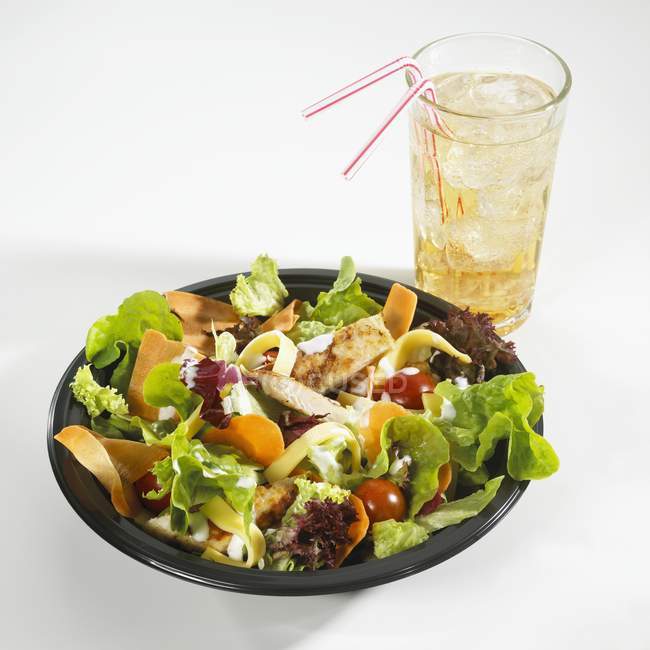 Salada mista com peito de frango frito — Fotografia de Stock