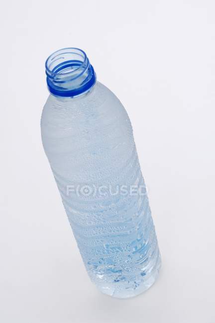 Nahaufnahme einer geöffneten Wasserflasche auf weißer Oberfläche — Stockfoto