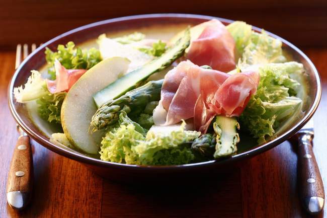 Grüner Salat mit Birnen und Speck — Stockfoto