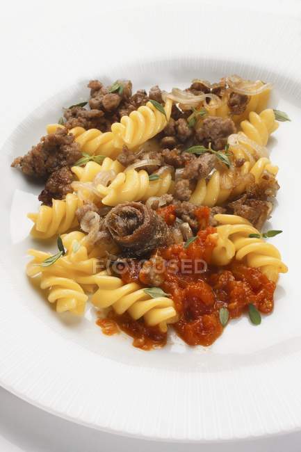 Паста Фусілі з м'ясом та томатним соусом — стокове фото