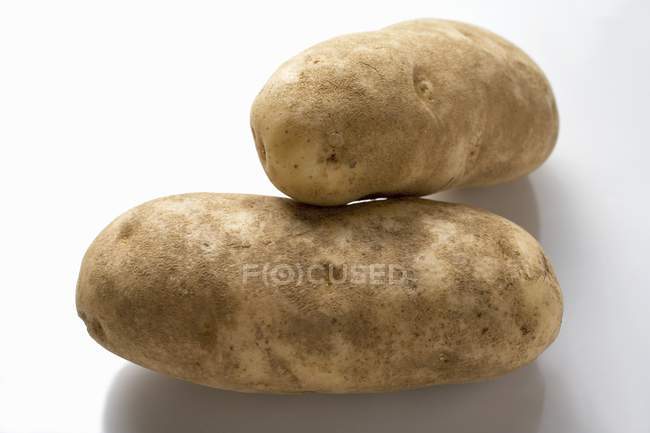 Dos patatas crudas - foto de stock