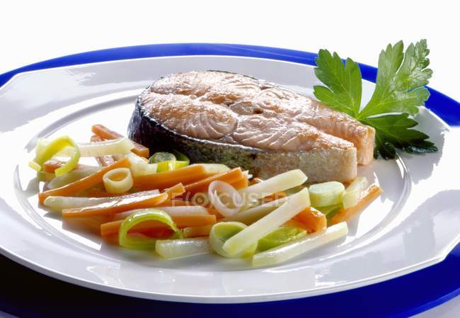 Fried salmon steak and steamed vegetables — Stock Photo