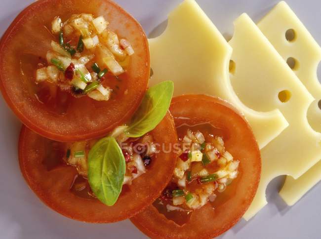 Маринованные помидоры и сыр — стоковое фото