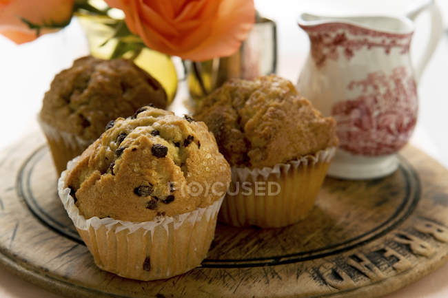 Muffins sur planche de bois — Photo de stock