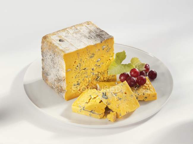 Синий сыр на тарелке — стоковое фото