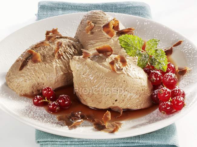 Chocolate mousse with redcurrants — Stock Photo