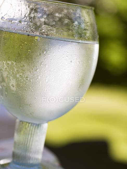 Склянка мінеральної води. — стокове фото