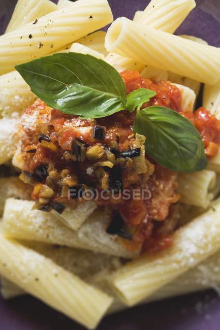 Pasta Rigatoni con pomodoro e salsa di melanzane — Foto stock
