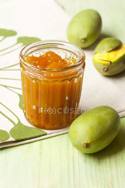 Confiture de mangue en pot — Photo de stock