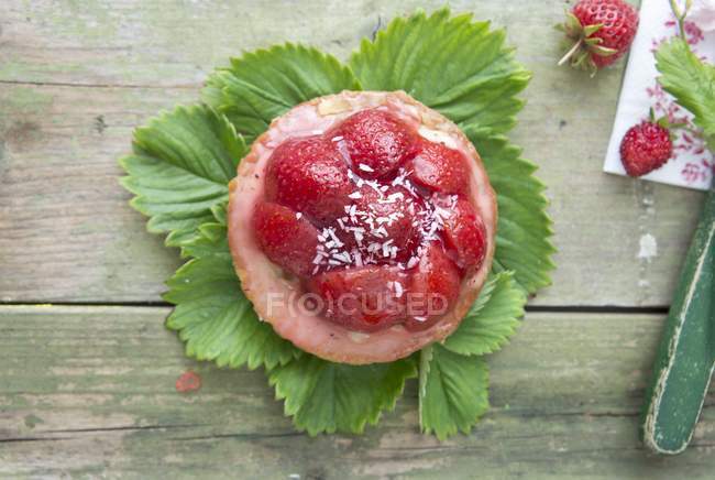 Strawberry tart with coconut sprinkles — Stock Photo