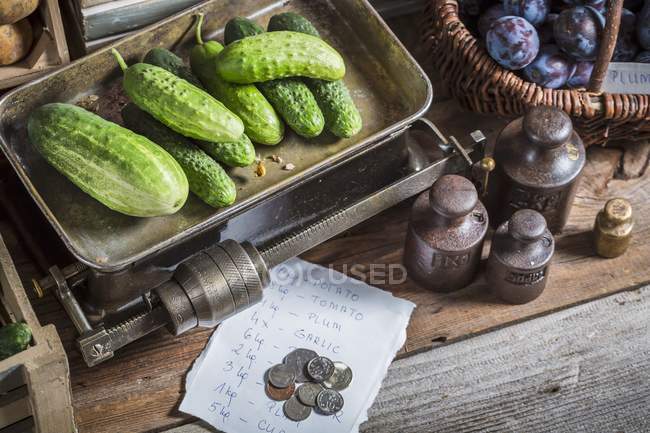 Огірки на старій парі ваг — стокове фото