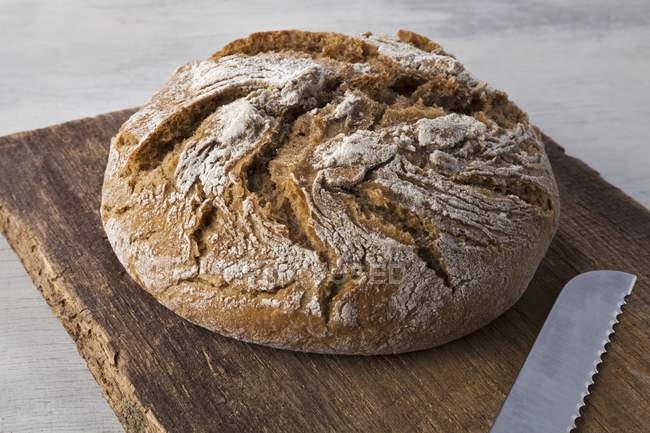 Деревенский хлеб на борту — стоковое фото