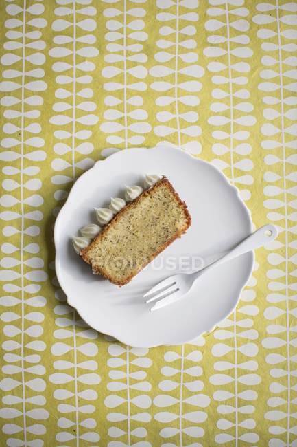 Торт из лимона и мака со сливочным сыром — стоковое фото