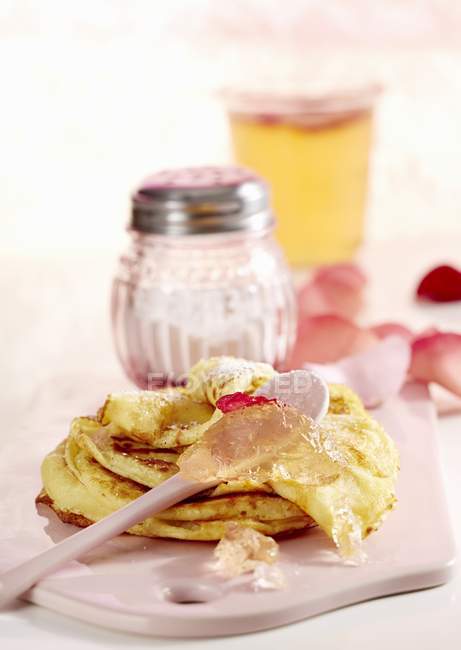 Süße Pfannkuchen mit Rosengelee — Stockfoto