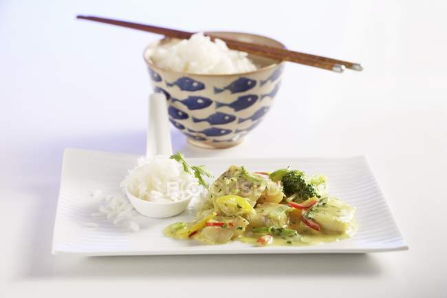 Curry de pescado con arroz de jazmín - foto de stock