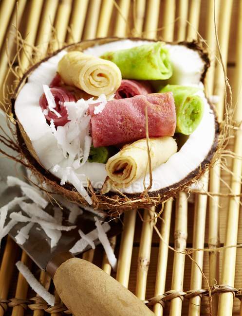 Crêpes à la noix de coco sur surface en bambou — Photo de stock