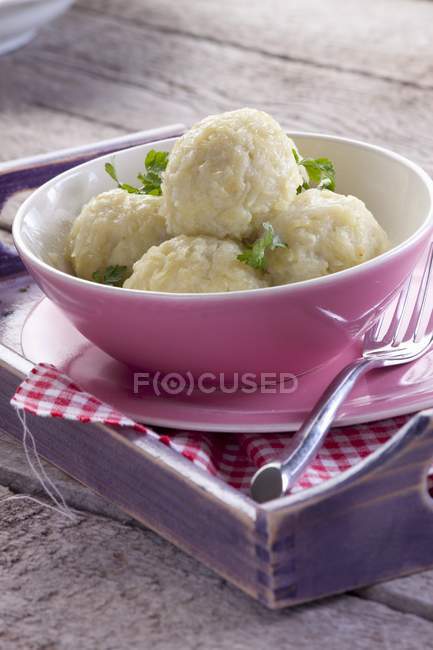 Gnocchi di patate in una ciotola su vassoio con forchetta — Foto stock