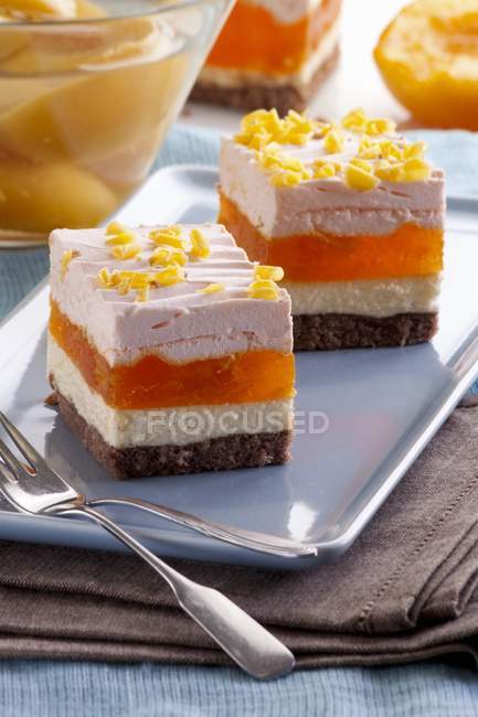 Gâteau en couches avec gelée de pêche — Photo de stock