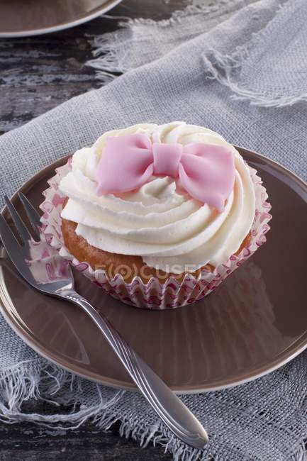 Кекс с розовой помадкой — стоковое фото