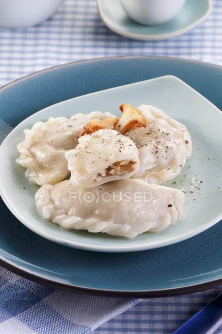 Pasta parcels filled with chanterelle mushrooms — Stock Photo