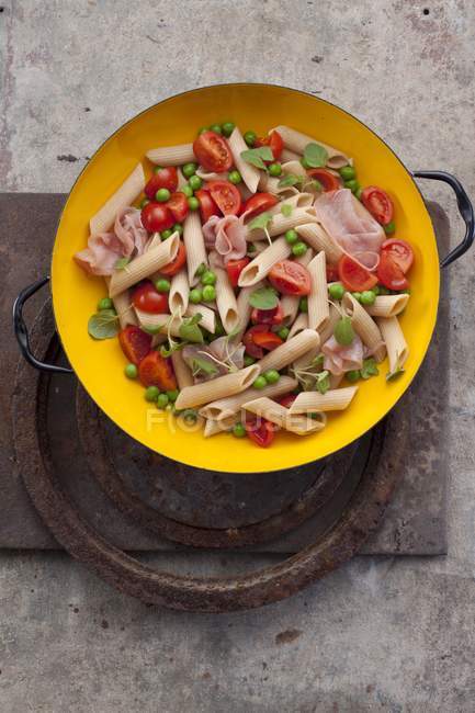 Penne pasta salad with tomatoes — Stock Photo
