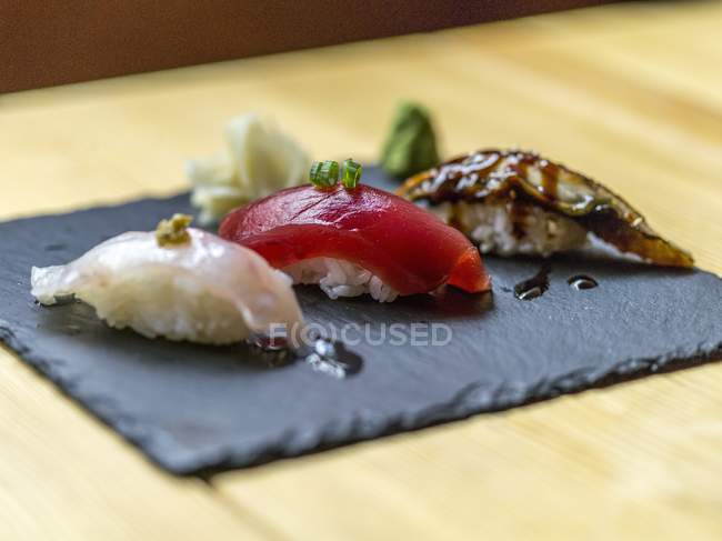 Três tipos de sushi nigiri — Fotografia de Stock